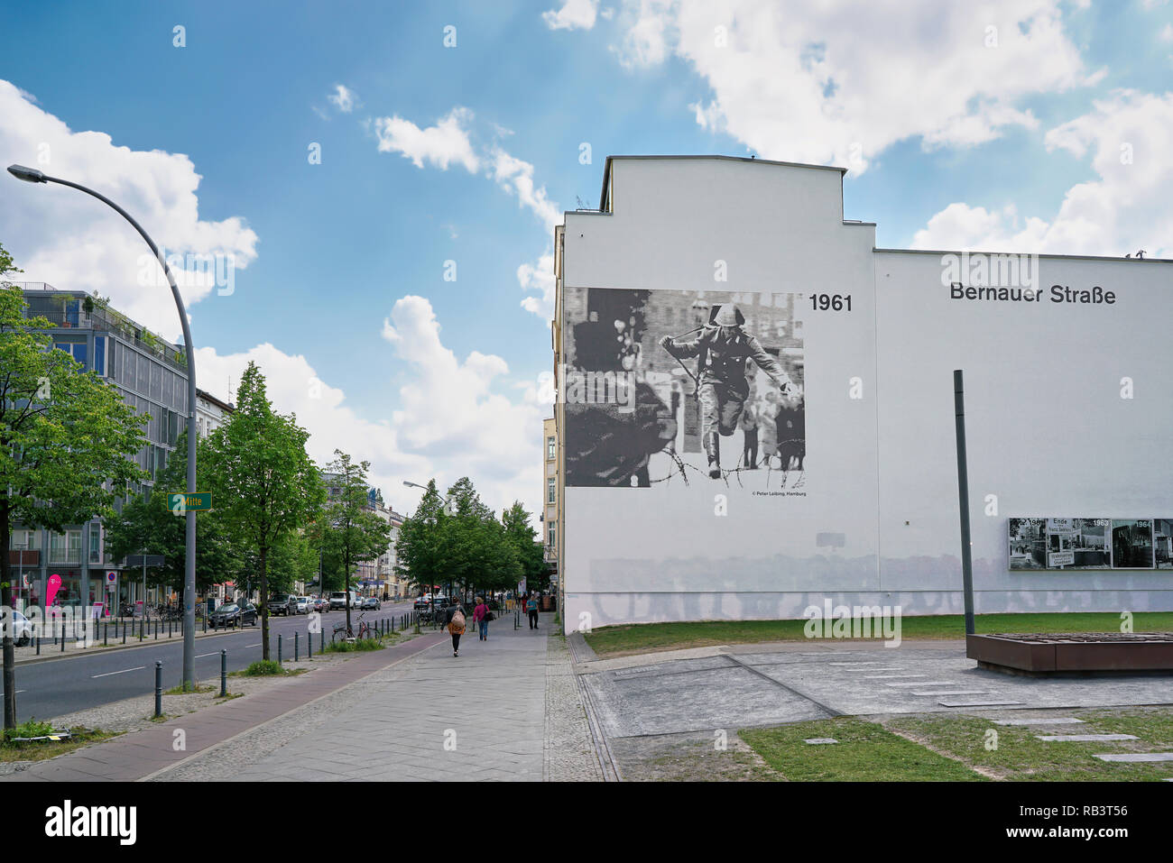 Un promemoria del corso dell'ex muro di Berlino attraverso una foto storiche dal fotografo Peter Leibing presso una casa su Bernauer Straße. Foto Stock