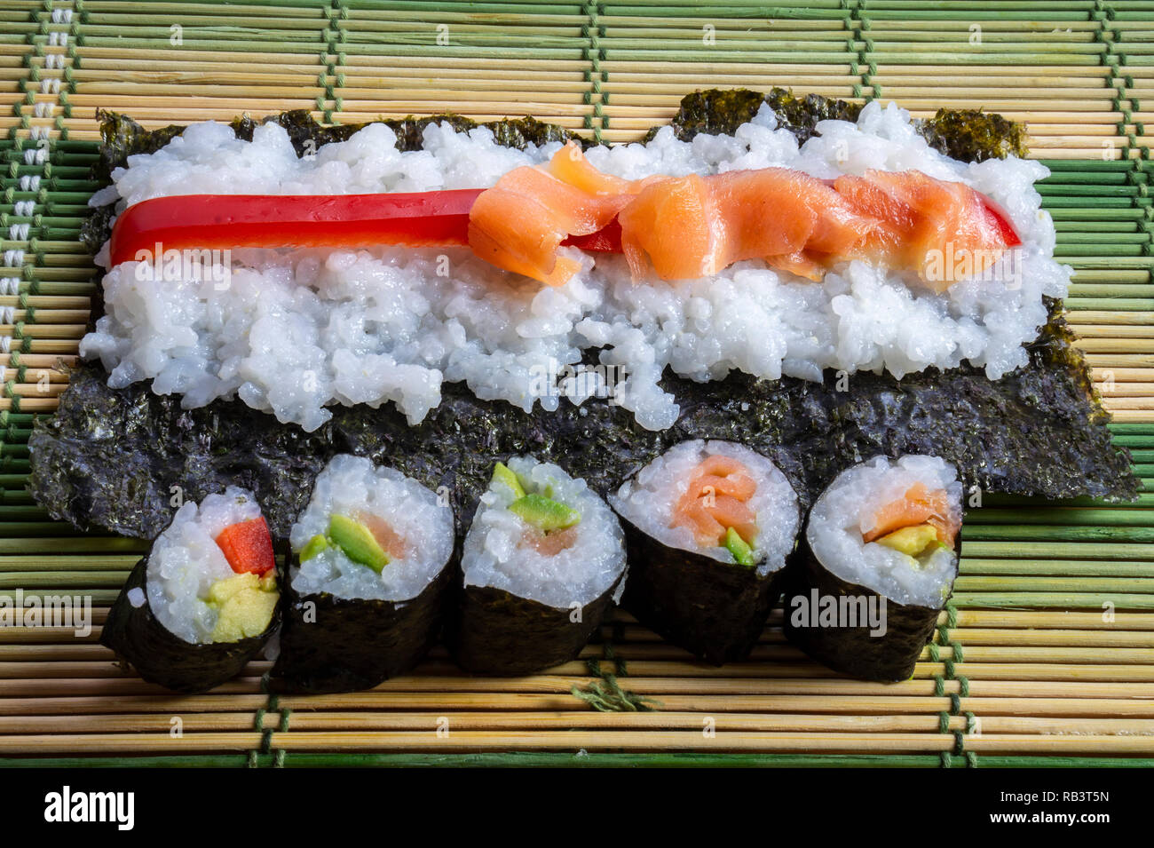 Fare sushi a casa con salmone e paprica Foto Stock