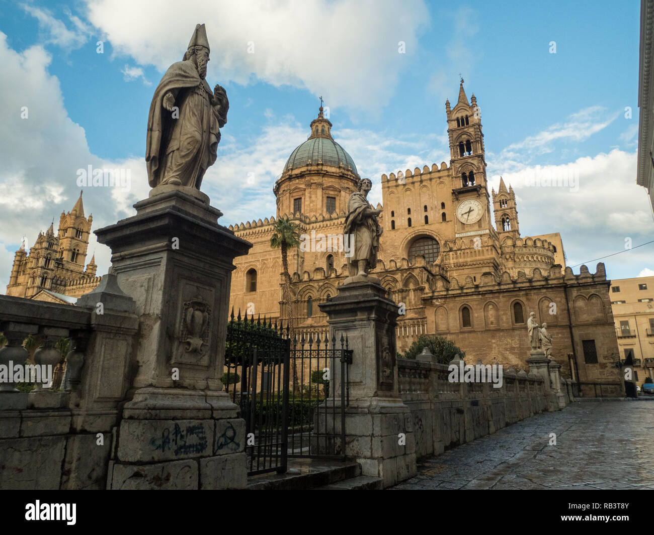 Cattedrale cattolica romana nella città di Palermo, Sicilia, Italia Foto Stock