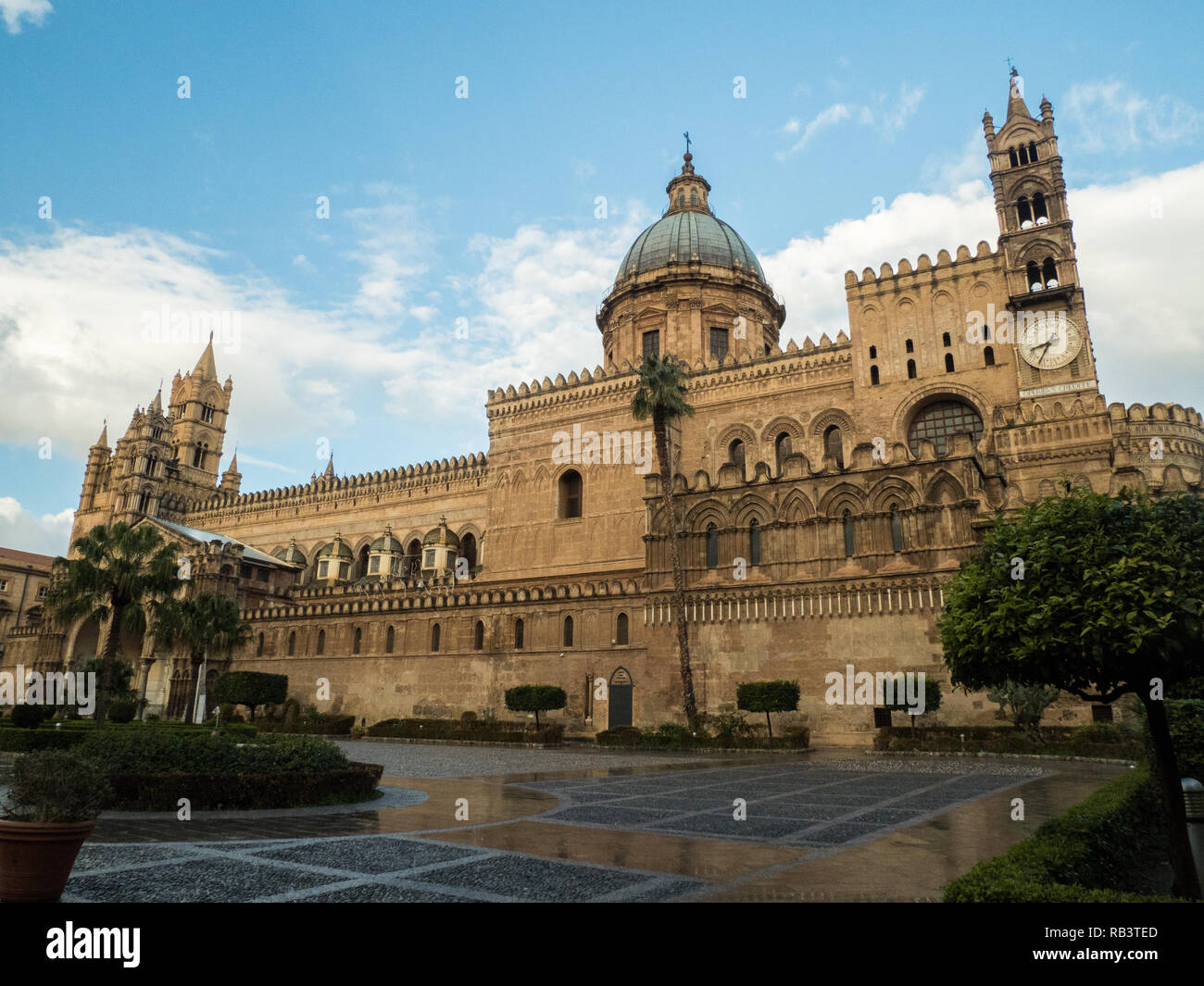 Cattedrale cattolica romana nella città di Palermo, Sicilia, Italia Foto Stock