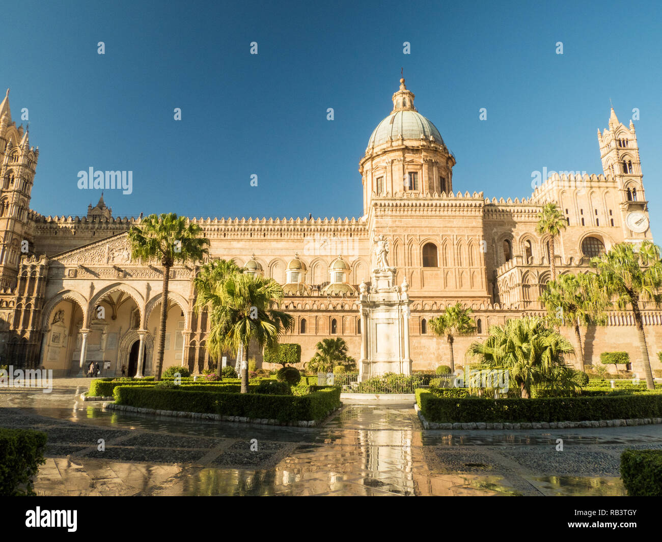 Cattedrale cattolica romana nella città di Palermo, Sicilia, Italia Foto Stock