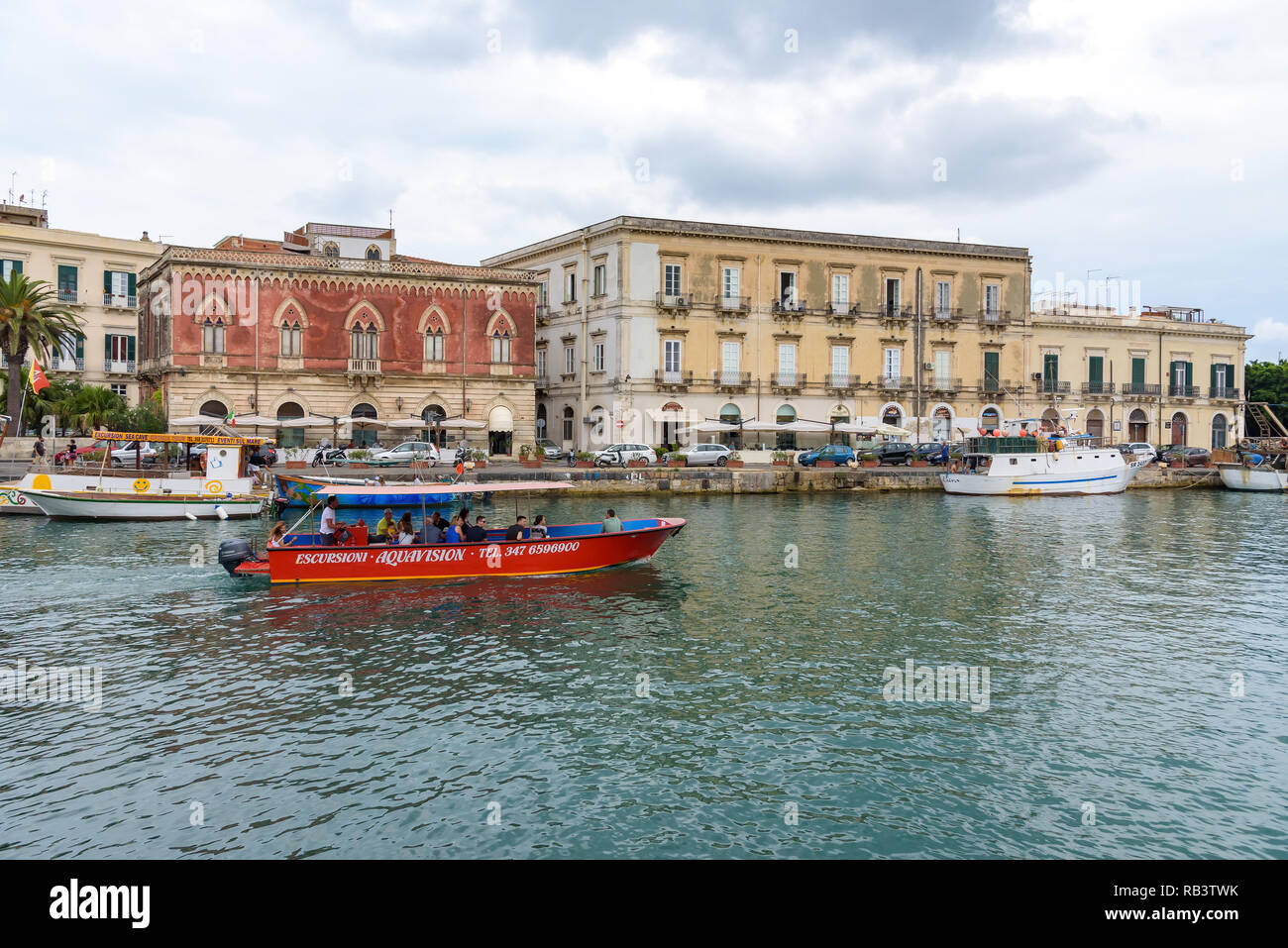 Siracusa, Sicilia, Italia - 23 agosto 2017: turisti prendere la gita in barca intorno all'Isola di Ortigia Foto Stock