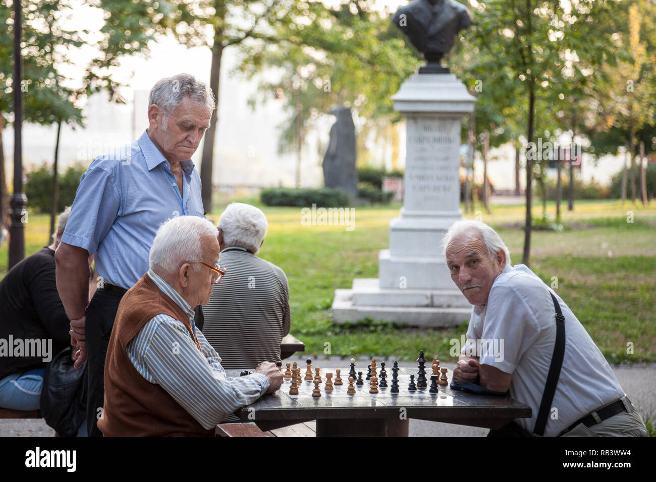 Belgrado, Serbia - Luglio 11, 2018: Vecchia alti uomini giocare a scacchi in un parco della fortezza di Kalemegdan di Belgrado, in Serbia. Kalemegdan è uno dei principali la Foto Stock