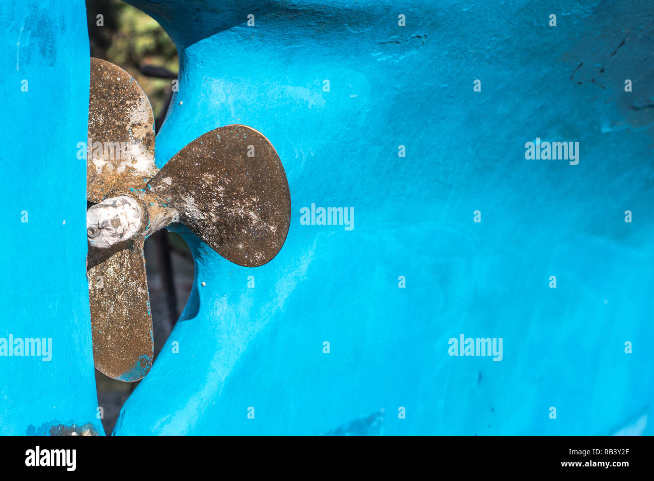 Nave in bacino di carenaggio dopo il restauro con vernice fresca sulla giornata di sole Foto Stock