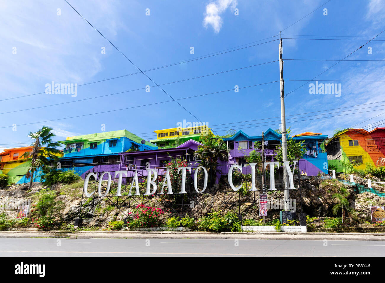 Colorate case dipinte a Cotabato City Foto Stock