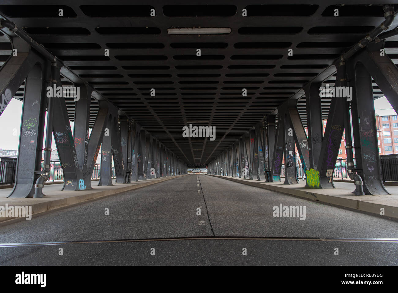 Il vecchio ponte metallico tunnel vicino al deichtorhallen di Amburgo Foto Stock