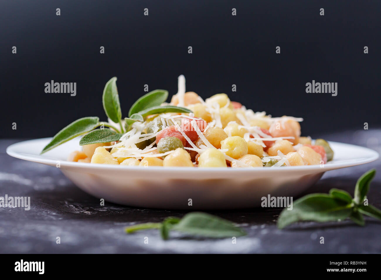 Classico italiano per pranzo con Gnocchi con salvia, burro e Parmesa Foto Stock