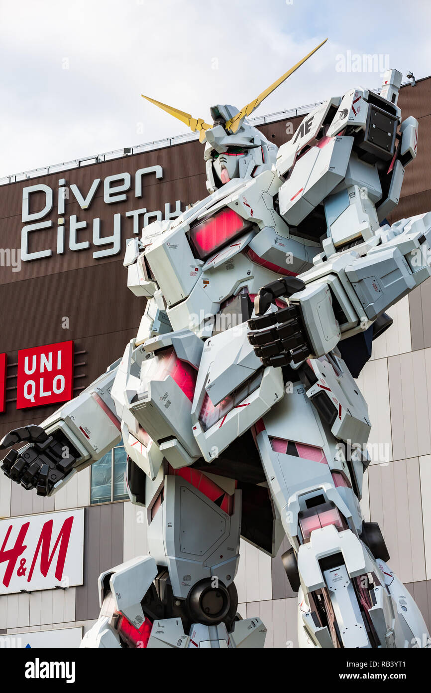 Tokyo, Giappone - 18 Ottobre 2018: full-size mobile suit RX-0 Unicorn Gundam spettacoli al subacqueo City Plaza Tokyo da famosi anime Robot Franchising th Foto Stock