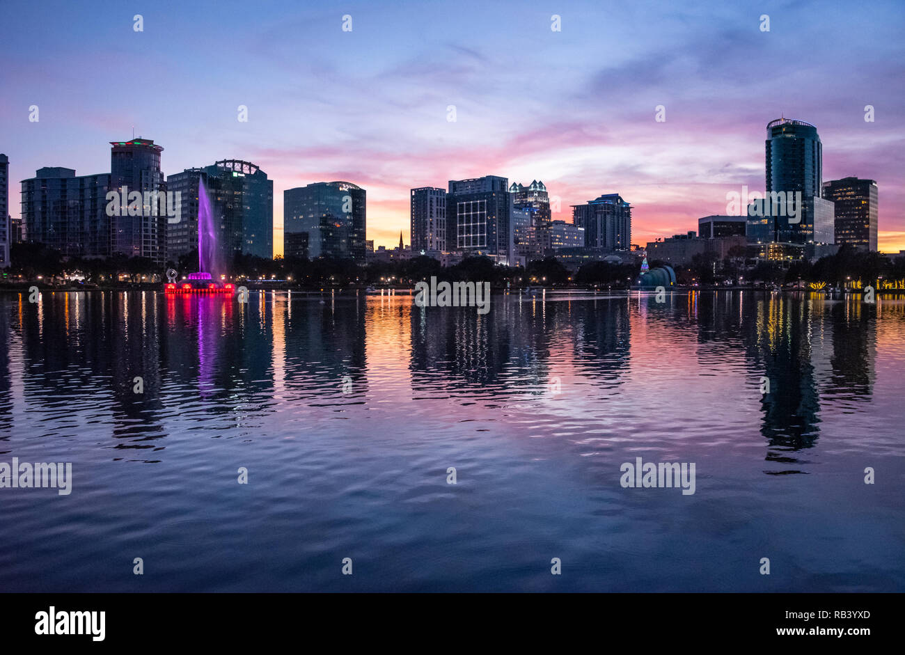Orlando, Florida skyline della citta' al tramonto dal bellissimo Lake Eola Park. (USA) Foto Stock