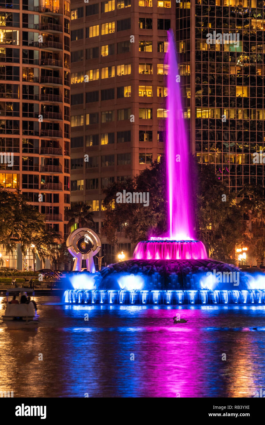 Colorato Lake Eola Park fontana nel centro di Orlando, Florida. (USA) Foto Stock