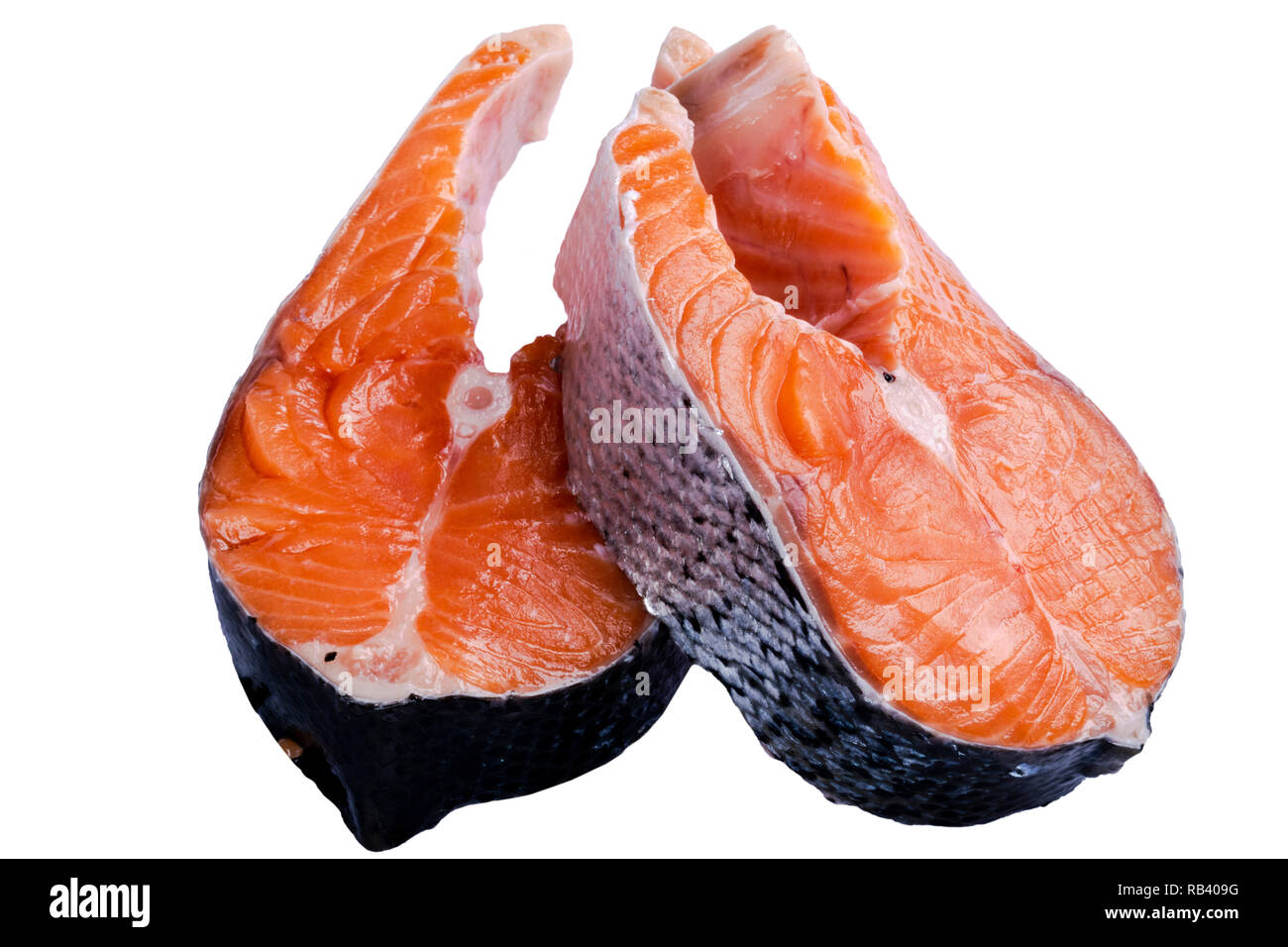 Salmone fresco steak isolato su uno sfondo bianco. Salmone Pesce rosso bistecca. Gran mucchio di trote bistecca. Big organic bistecche di salmone allineati. Big piec Foto Stock