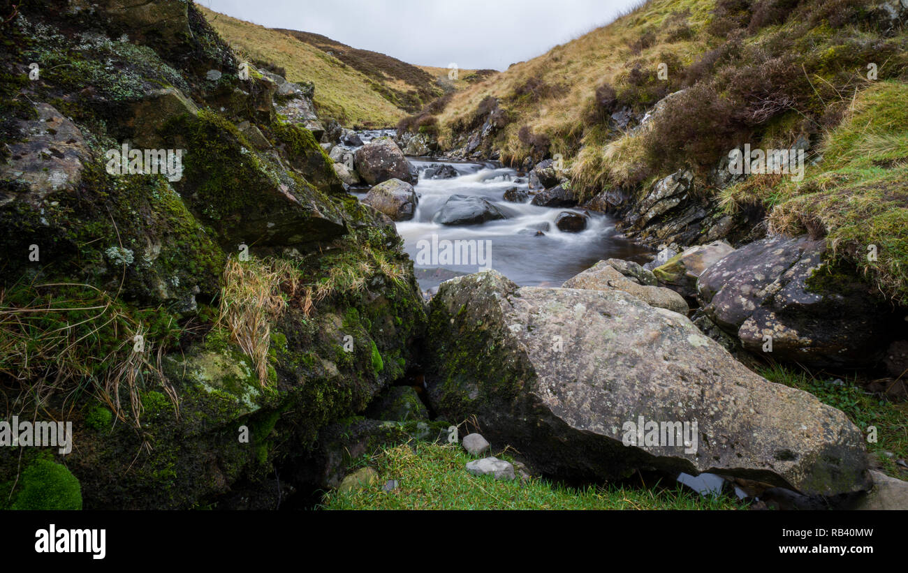 Escursionismo a Scottish all aperto con cascate, fiumi e lussureggiante verde Foto Stock
