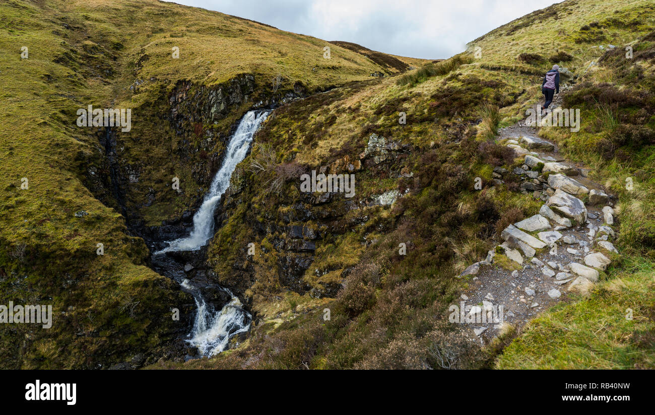 Escursionismo a Scottish all aperto con cascate, fiumi e lussureggiante verde Foto Stock