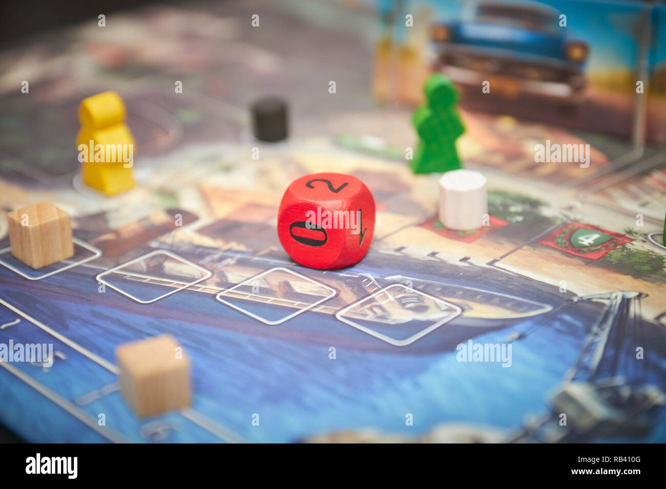 A cubetti con il gioco sul tavolo. themed Board giochi. vista verticale del gioco di bordo di close-up. Foto Stock