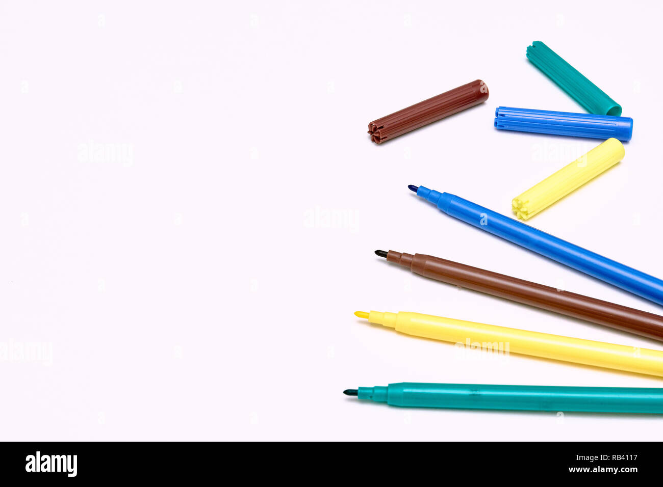 Un disordinato il pasticcio di colorazione per bambini penne e matite Foto  stock - Alamy