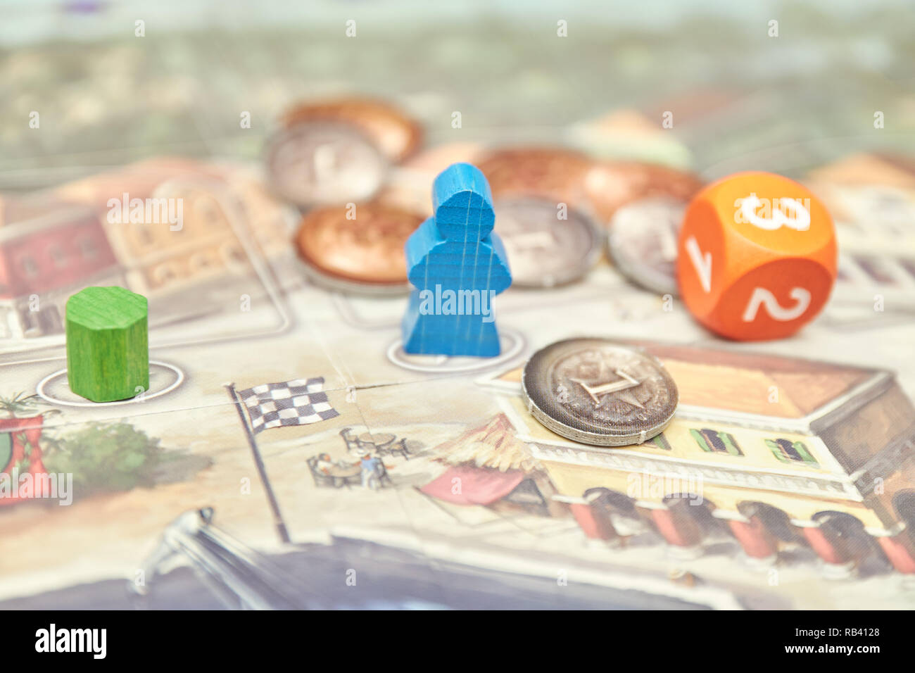 Scheda a tema giochi gioco colorato figure con dadi a bordo. vista verticale del gioco di bordo di close-up. Foto Stock