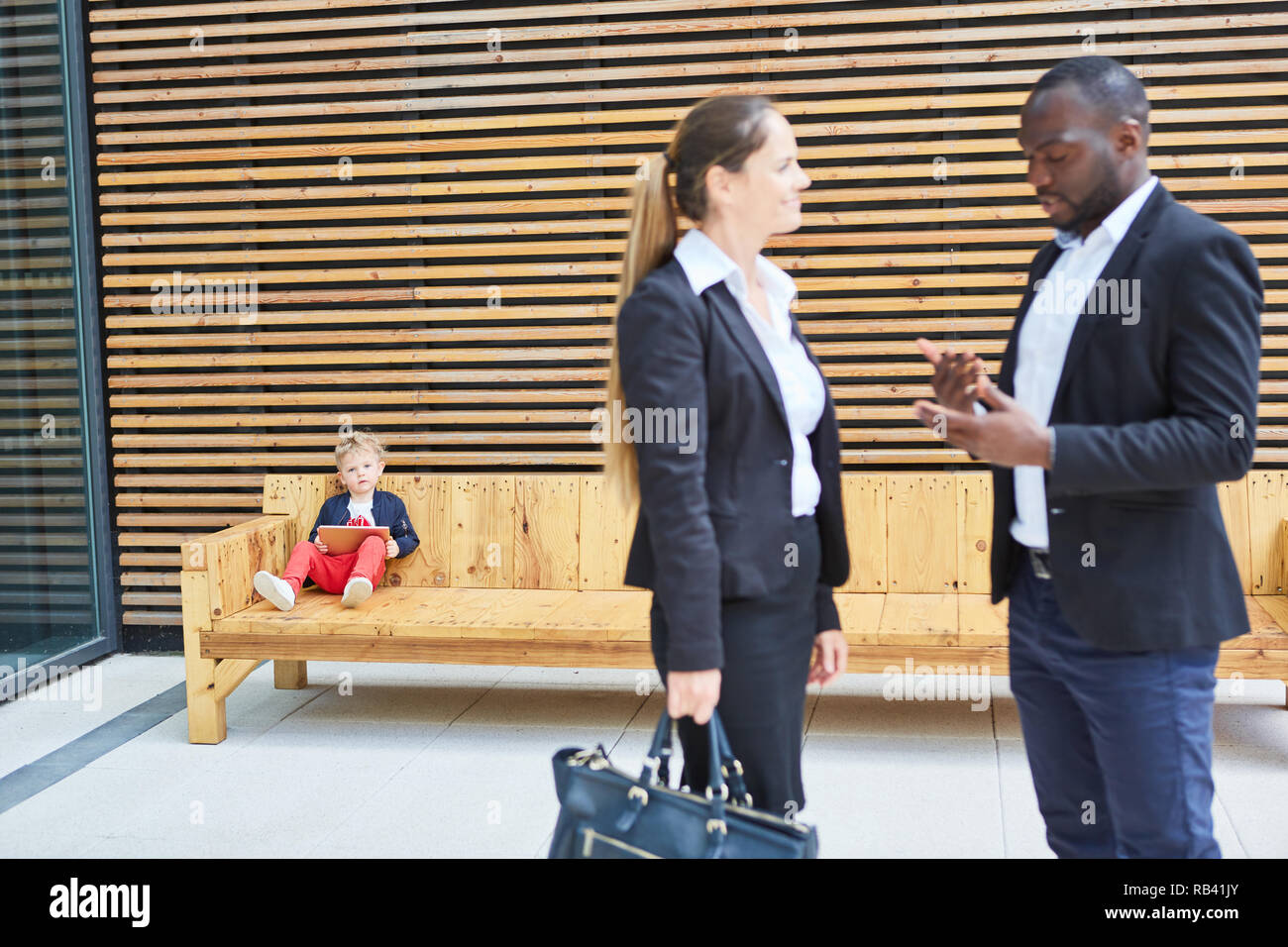 Uomo di affari e business donna come i colleghi in dialogo di fronte all edificio per uffici Foto Stock