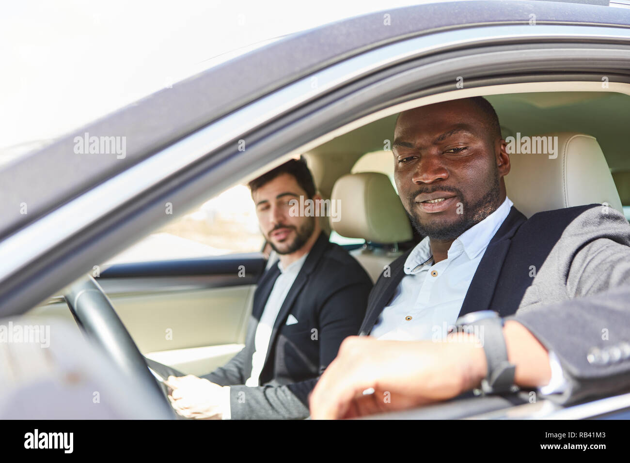 La gente di affari come pendolari in auto sono in ritardo per un appuntamento Foto Stock