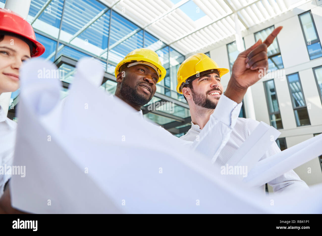 Architetto e il suo team di engineering ha una visione per un disegno urbano progetto Foto Stock