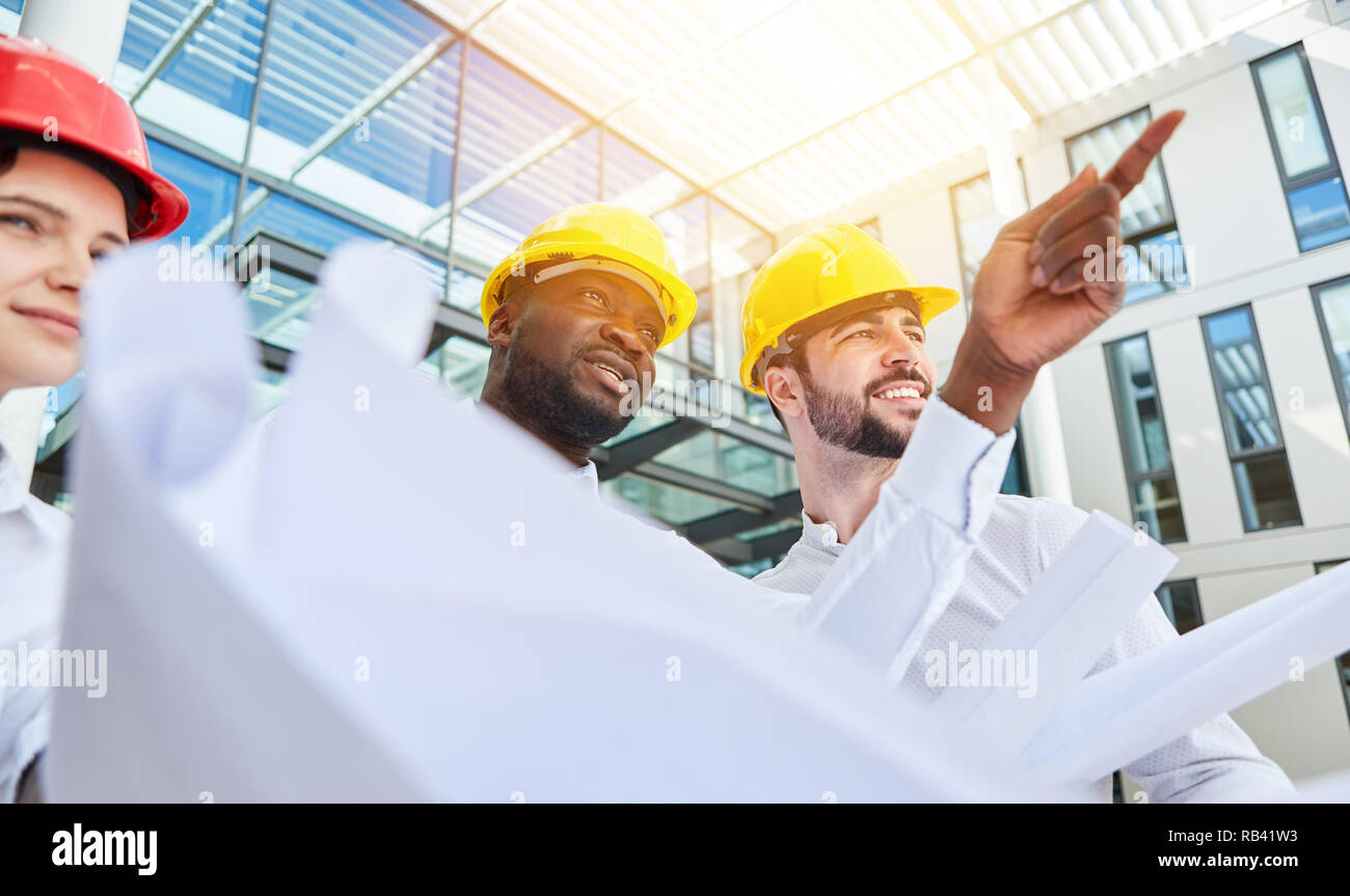 Architekten team lavora insieme nella pianificazione dello sviluppo urbano Foto Stock