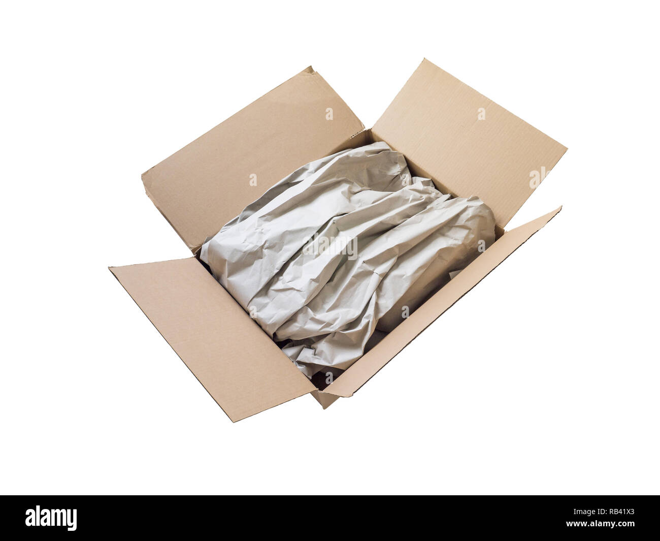 Apre il pacchetto postale scatola piena di merci coperte da riciclata marrone carta di avvolgimento isolato su bianco. Regalo a sorpresa la consegna. Foto Stock