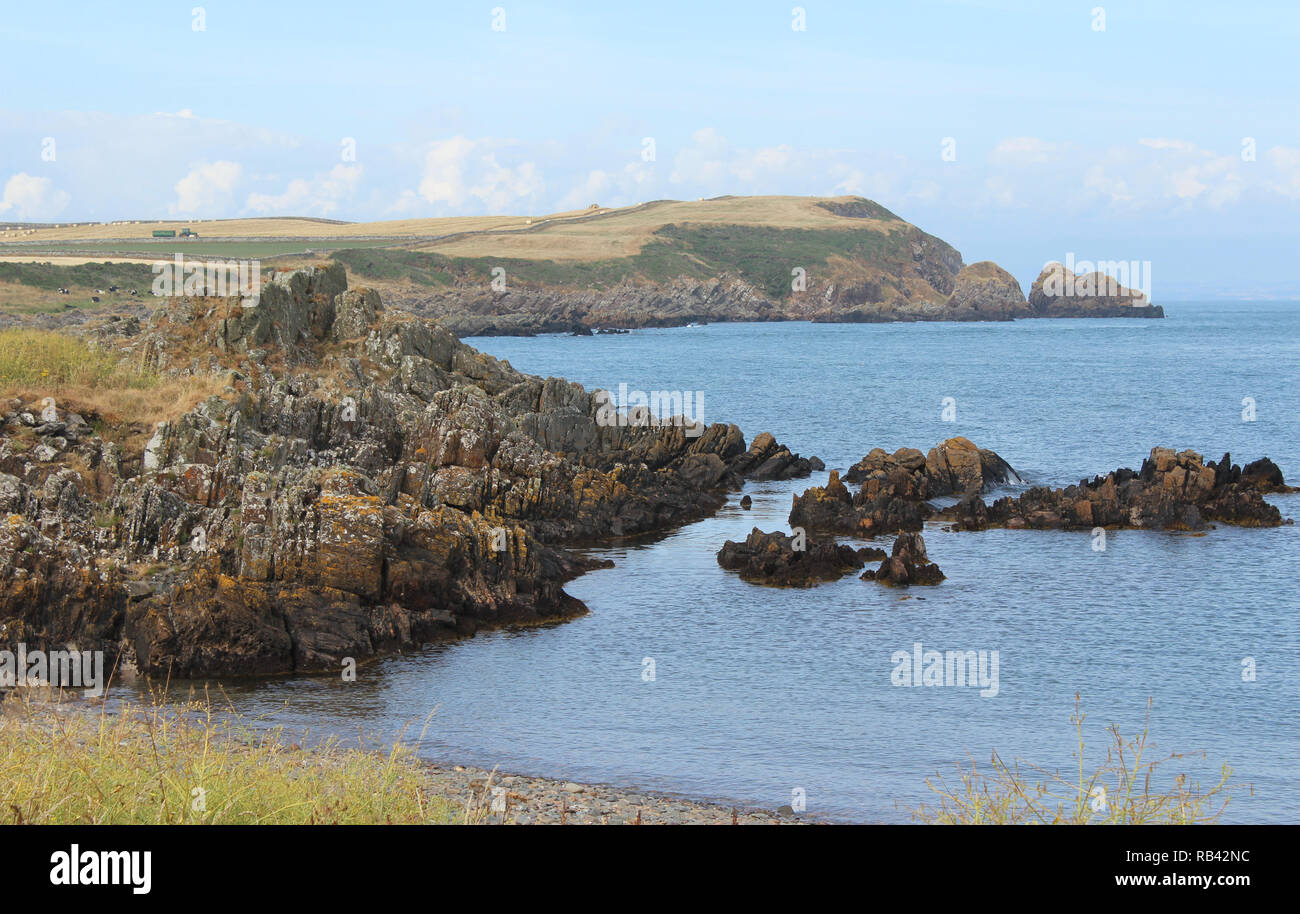 La vista dalla testa di isola in isola di Whithorn cercando di verso Borness in Scozia su una bella giornata d'estate. Foto Stock