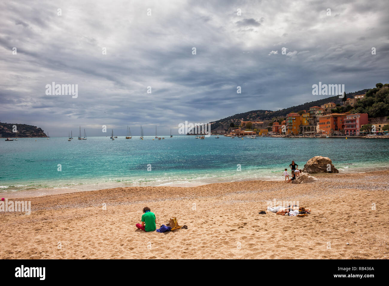La spiaggia e il mare nella baia di Villefranche sur Mer in Francia, villaggio vacanze sulla Riviera Francese, Cote d'Azur Foto Stock