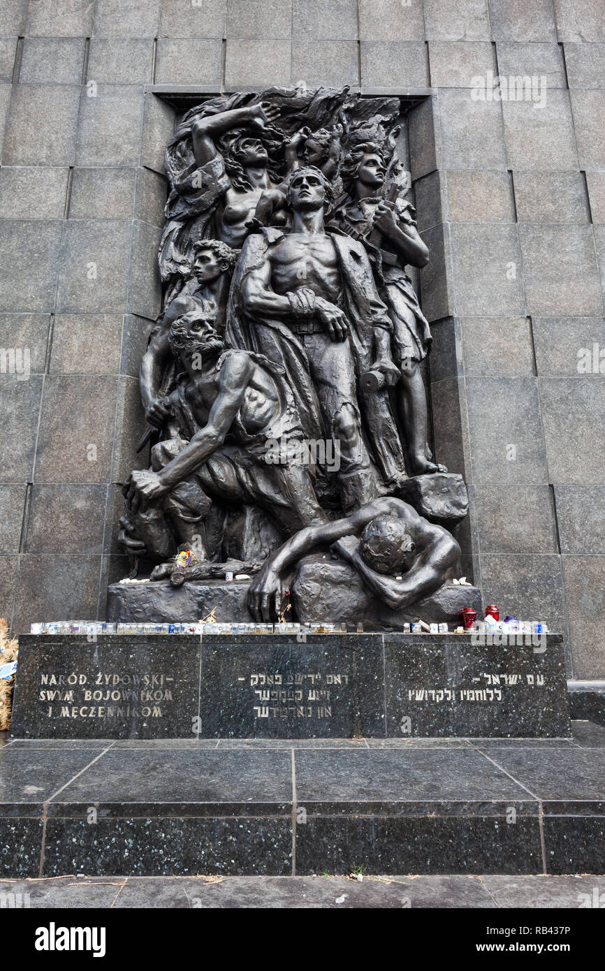 Monumento al eroi del Ghetto di Varsavia, Polonia, commemorando  l'insurrezione del Ghetto di Varsavia del 1943 durante la II Guerra  Mondiale, progettato da Leon Suzin e Foto stock - Alamy