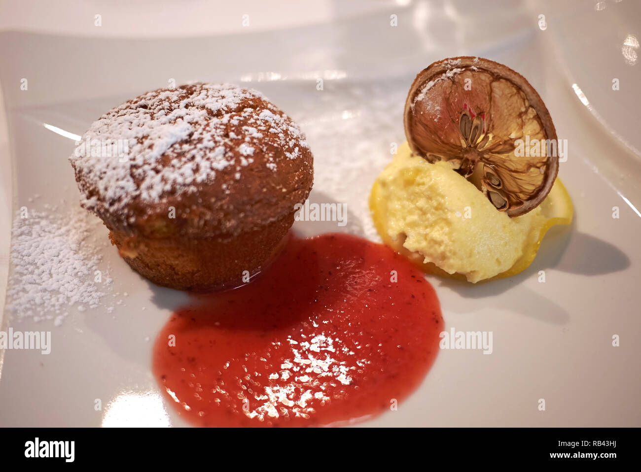 Muffin con salsa di lamponi e gelato Foto Stock