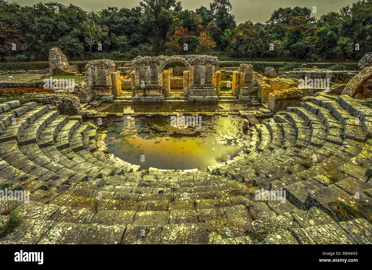 Il teatro di Butrinto, greca sito archeologico in Albania. Fotografia analogica Foto Stock