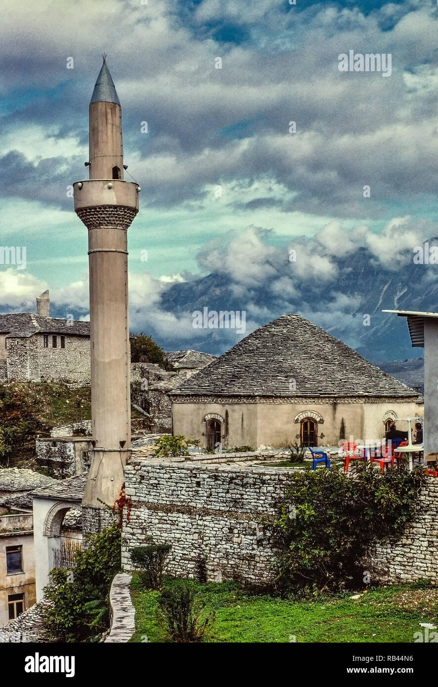 Minareto della moschea Argirocastro. L'Albania. Fotografia analogica Foto Stock