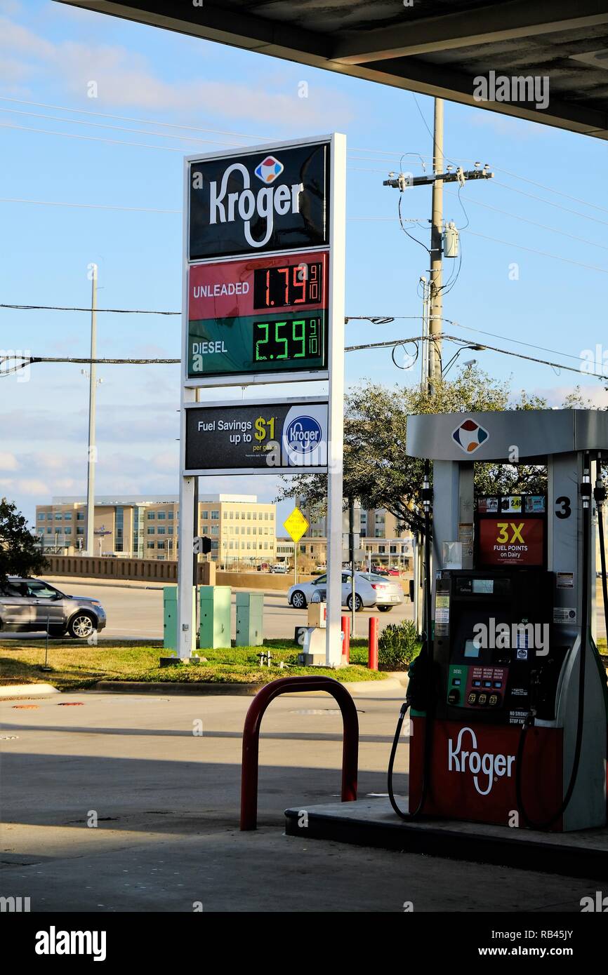 College Station, Texas, Stati Uniti d'America. 6 gennaio2019. Bassi i prezzi della benzina tipico dei mesi più freddi attraverso gli Stati Uniti, attualmente 65 centesimi per litro in meno rispetto alla metà di ottobre saranno iniziare lentamente a salire come il clima si riscalda. I prezzi diminuiscono come l'approccio di vacanze e i giorni si accorciano e facendo in modo che i piloti alla guida inferiore. La tendenza opposta arriva come giorni di ottenere più il meteo invita gli automobilisti a guidare più. Foto Stock
