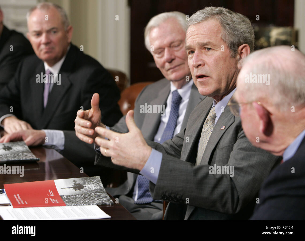 Washington, Distretto di Columbia, Stati Uniti d'America. 29 gen 2007. Stati Uniti Il Presidente George W Bush (2R) parla ai media dopo un incontro con i membri di assicurare il futuro dell'America ha energia nella sala Roosevelt della Casa Bianca a Washington lunedì 29 gennaio 2007. Qui illustrato sono (L a R) Mike Jackson, presidente e C.E.O. di AutoNation, Herb Kelleher, presidente esecutivo di Southwest Airlines Company, Bush e ritirato Marine Corps P.X. generale Kelley. dpa Picture-Alliance il credito: Matthew Cavanaugh/CNP/ZUMA filo/Alamy Live News Foto Stock