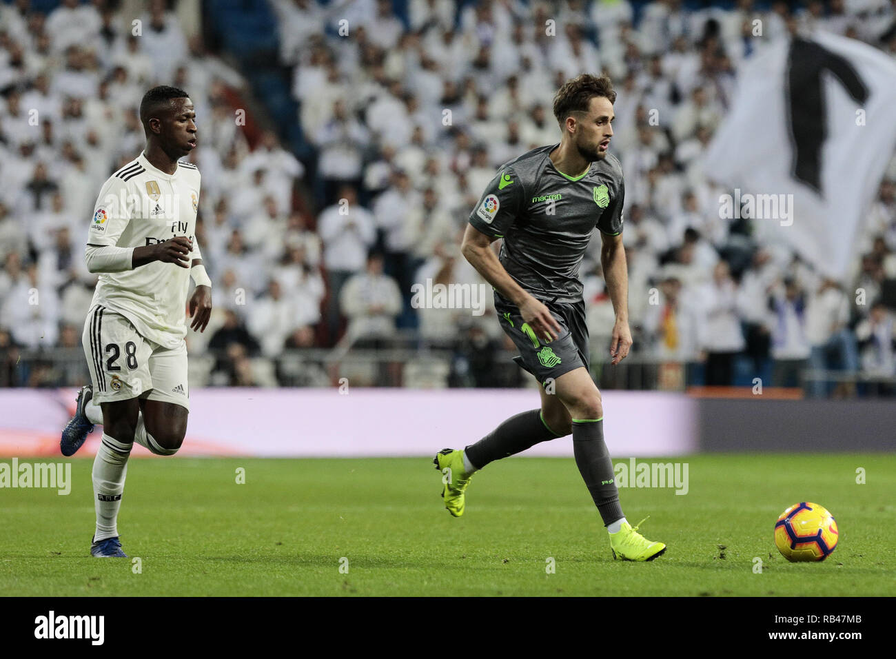 Madrid, Spagna. Il 6 gennaio, 2019. Del Real Madrid in Vinicius Jr. e Real Sociedad's Adnan Januzaj durante La Liga match tra il Real Madrid e Real Sociedad a Santiago Bernabeu Stadium in Madrid. Credito: Legan P. macis/SOPA Immagini/ZUMA filo/Alamy Live News Foto Stock