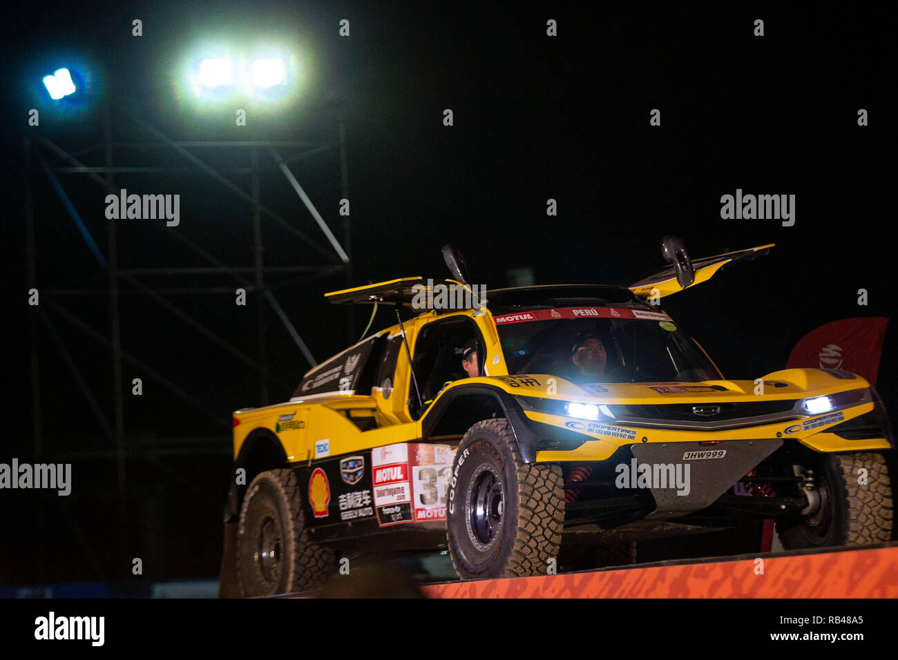 Lima, Perù. Il 6 gennaio, 2019. Driver cinese Han Wei (R) e co-driver Liao Min della Geely auto drive team sul podio durante la cerimonia di partenza al 2019 Dakar Rally Race, Lima, Peru, il 6 gennaio 2019. La quarantunesima edizione del Dakar Rally gara ha dato dei calci a fuori a Lima in Perù. Credito: Li Ming/Xinhua/Alamy Live News Foto Stock