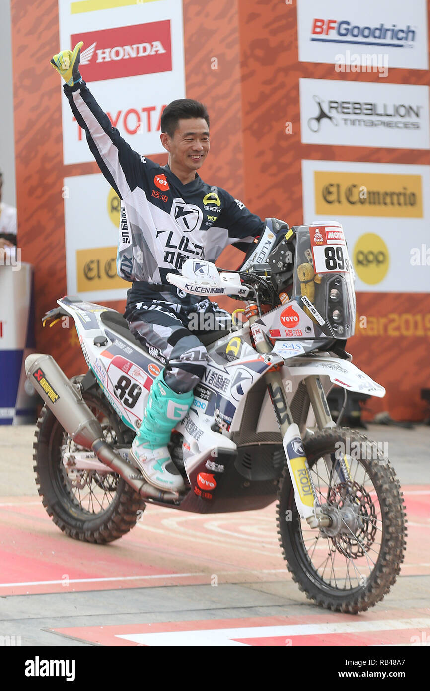 Lima, Perù. Il 6 gennaio, 2019. Atleta cinese Zhang Min lascia il podio durante la cerimonia di partenza al 2019 Dakar Rally Race, Lima, Peru, il 6 gennaio 2019. La quarantunesima edizione del Dakar Rally gara ha dato dei calci a fuori a Lima in Perù. Credito: Li Ming/Xinhua/Alamy Live News Foto Stock