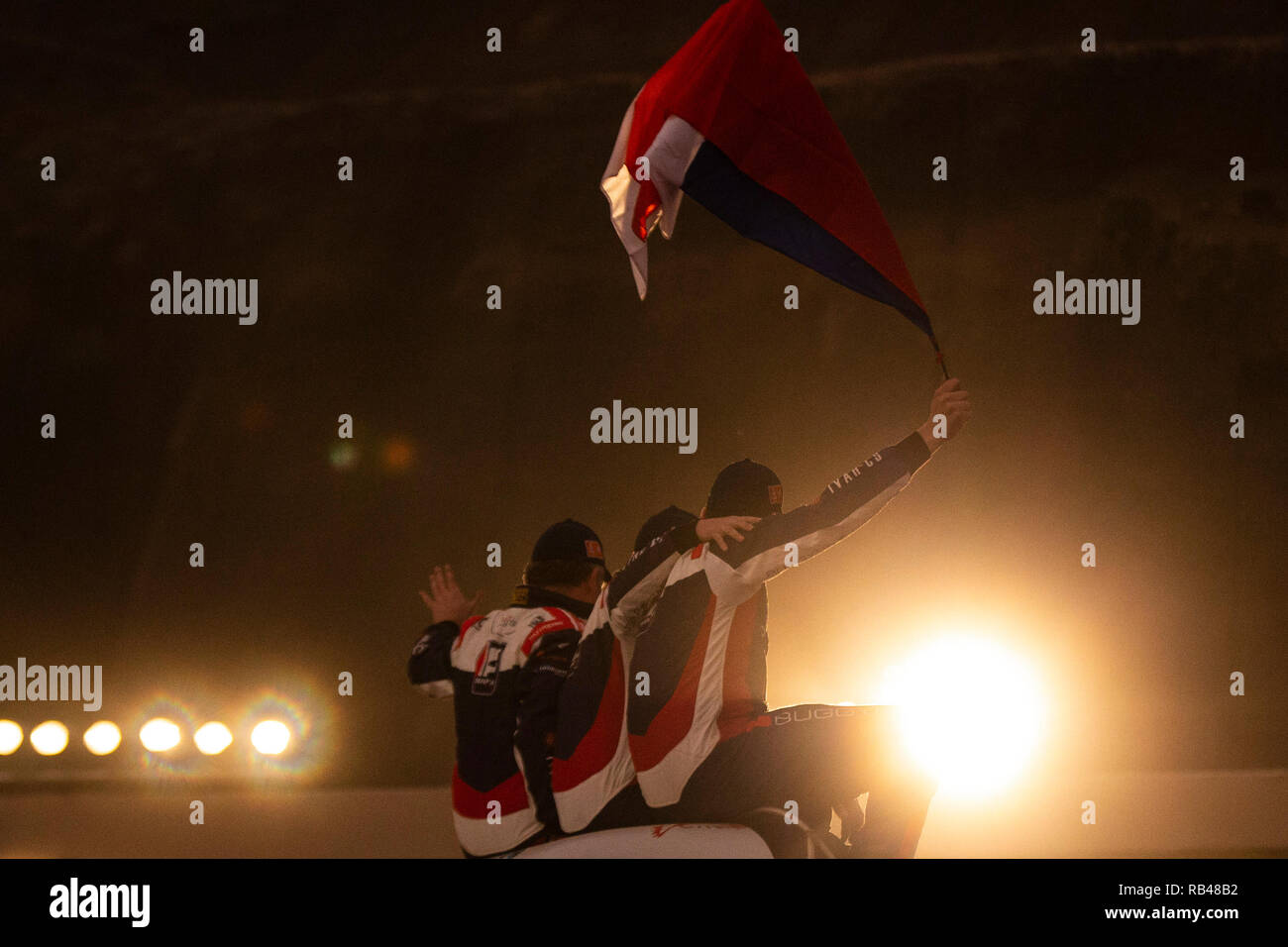 Lima, Perù. Il 6 gennaio, 2019. I membri di Tatra Buggyra Racing team onda per il pubblico durante la cerimonia di partenza al 2019 Dakar Rally Race, Lima, Peru, il 6 gennaio 2019. La quarantunesima edizione del Dakar Rally gara ha dato dei calci a fuori a Lima in Perù. Credito: Li Ming/Xinhua/Alamy Live News Foto Stock