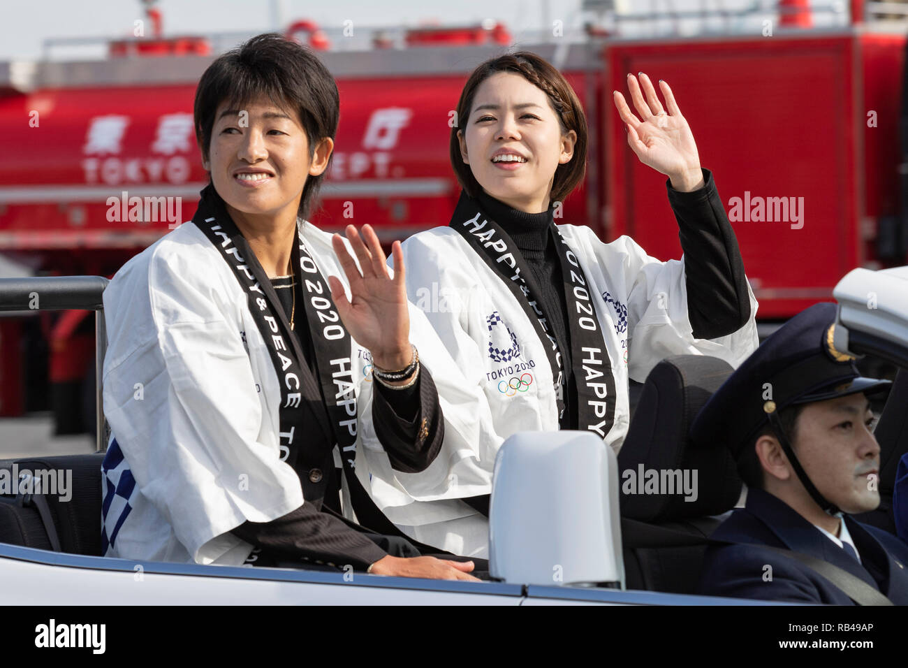 Gli atleti giapponesi salutare per il pubblico durante l annuale per l'anno nuovo riesame incendio a Tokyo Big Sight on gennaio 06, 2019, Tokyo, Giappone. Quest'anno, circa 2800 partecipanti comprese Tokyo Vigili del fuoco e i vigili del fuoco volontari di dimostrare le loro ultime operazioni antincendio e di soccorso di emergenza tecniche. 161 veicoli antincendio e gli elicotteri sono anche esposti. Credito: Rodrigo Reyes Marin/AFLO/Alamy Live News Foto Stock