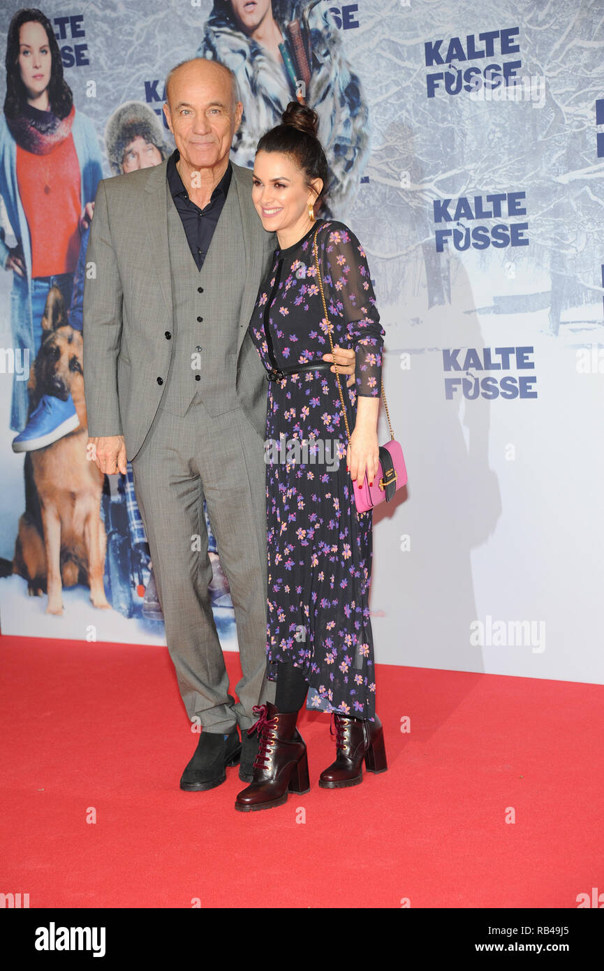 06 gennaio 2019, il Land della Baviera, München: l'attore Heiner Lauterbach e sua moglie Viktoria provengono per la premiere del film "Kalte Füße' all'Mathäser Kino. La commedia può essere visto nel cinema dal 10 gennaio. Foto: Ursula Düren/dpa Foto Stock