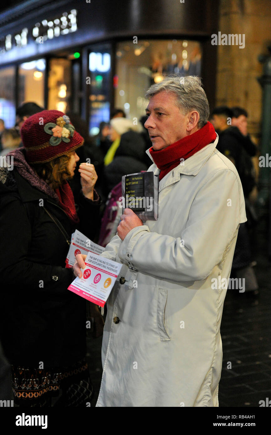 Glasgow, Scotland, Regno Unito.Il 7 gennaio 2019. Scottish leader laburista - Richard Leonard MSP e attivisti ha colpito le stazioni del treno in Scozia oggi, come le campagne di partito sulla sua politica di proprietà pubblica. Il partito passi fino la sua campagna sulla proprietà pubblica come persone provenienti da tutta la Scozia iniziano la loro prima settimana completa al lavoro dopo la pausa festiva. Le tariffe sono aumentati in questo mese come SNP i Ministri hanno ignorato il lavoro del piano di un congelamento delle tariffe nel bilancio scozzese. Credito: Colin Fisher/Alamy Live News Foto Stock