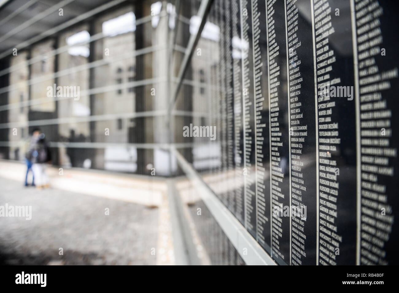 La parete portante vittima di olocausto nomi visto presso il Memoriale dell'Olocausto centro. Foto Stock