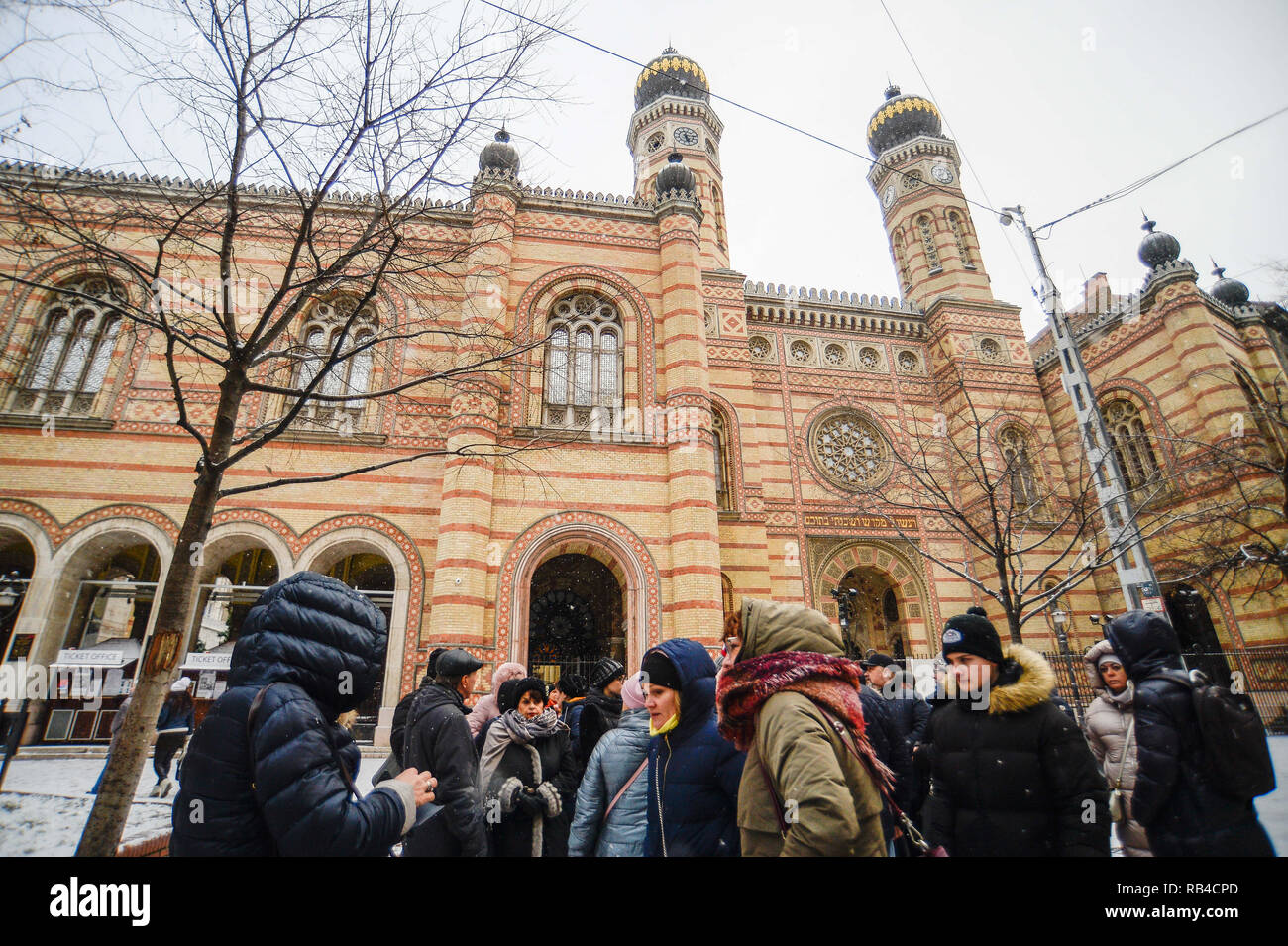 Budapest, Ungheria. Gen 5, 2019. I turisti si vede nella parte anteriore del alla Sinagoga di via Dohany o anche sapere come grande sinagoga. È la più grande sinagoga in Europa, posti a sedere circa 3 mila persone ed è un centro di Neolog ebraismo. Credito: Omar Marques/SOPA Immagini/ZUMA filo/Alamy Live News Foto Stock