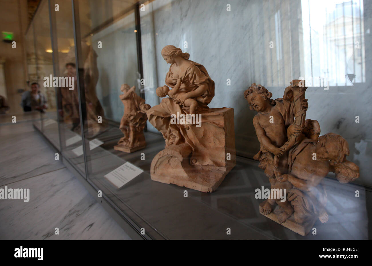 5 gennaio 2019 - Paris, Paris, Cina - Il Museo del Louvre è il più grande del mondo di arte un museo e un monumento storico di Parigi, Francia. Un punto di riferimento centrale della città e si trova sulla riva destra della Senna nella città del primo arrondissement. Circa 38.000 oggetti dalla preistoria al XXI secolo sono esposti in un'area di 72,735 metri quadrati (782,910 piedi quadrati). Nel 2018, il museo del Louvre è stato più visitati al mondo art museum, ricevendo 10,2 milioni di visitatori. (Credito Immagine: © SIPA Asia via ZUMA filo) Foto Stock