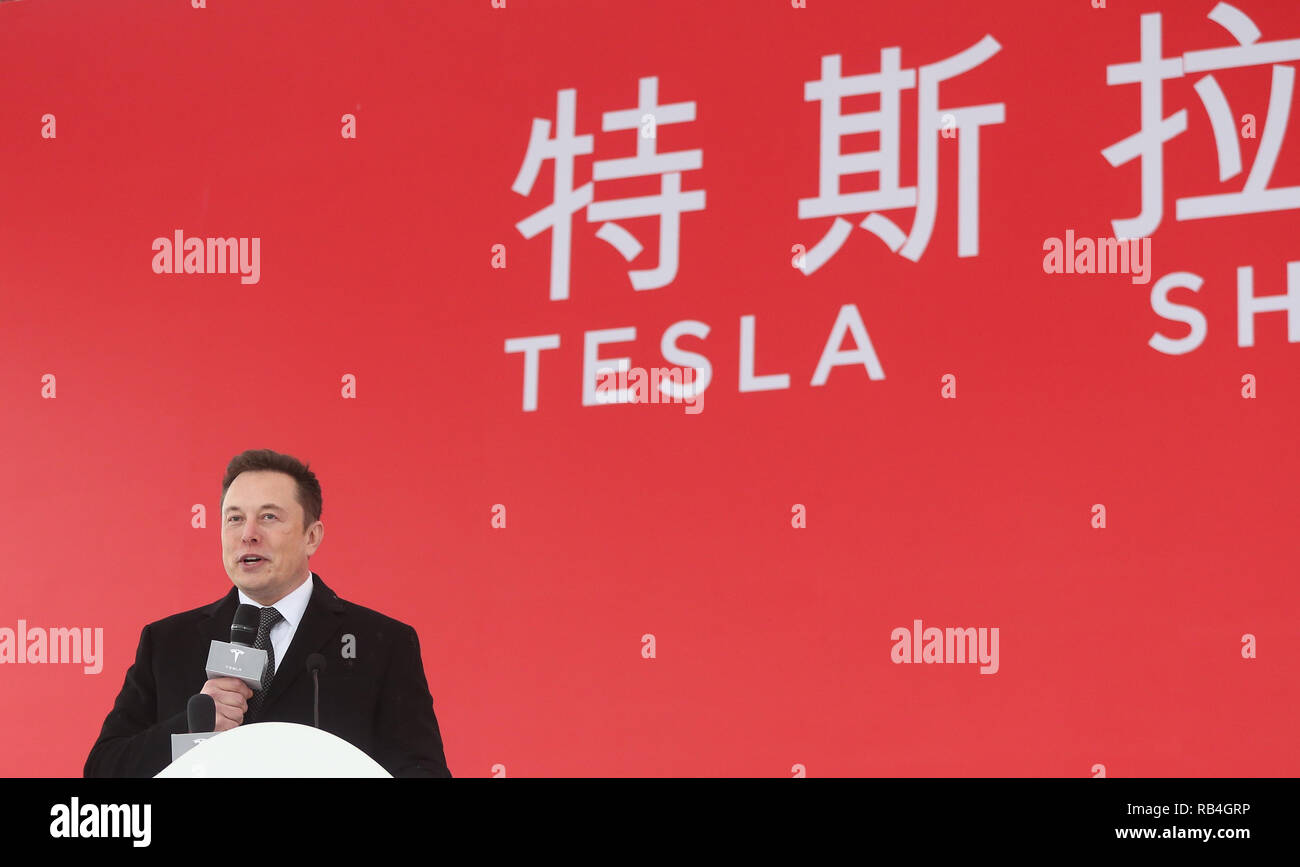 (190107) -- Shanghai, 7 gennaio 2019 (Xinhua) -- Tesla CEO Elon Musk parla alla cerimonia rivoluzionaria di Tesla Gigafactory Shanghai a Shanghai in Cina orientale, 7 gennaio 2019. Stati Uniti casa costruttrice elettrico Tesla Inc. il lunedì si è rotto sulla terra la sua fabbrica di Shanghai, diventando la prima a beneficiare di una nuova politica che consente agli stranieri di costruttori di impostare interamente controllate in Cina. Il nuovo impianto, Tesla a prima al di fuori degli Stati Uniti, si trova nella zona di Lingang, una produzione ad alto livello Park nel sud-est del porto di Shanghai. È progettato con una capacità annua di 500.000 auto elettriche. Foto Stock