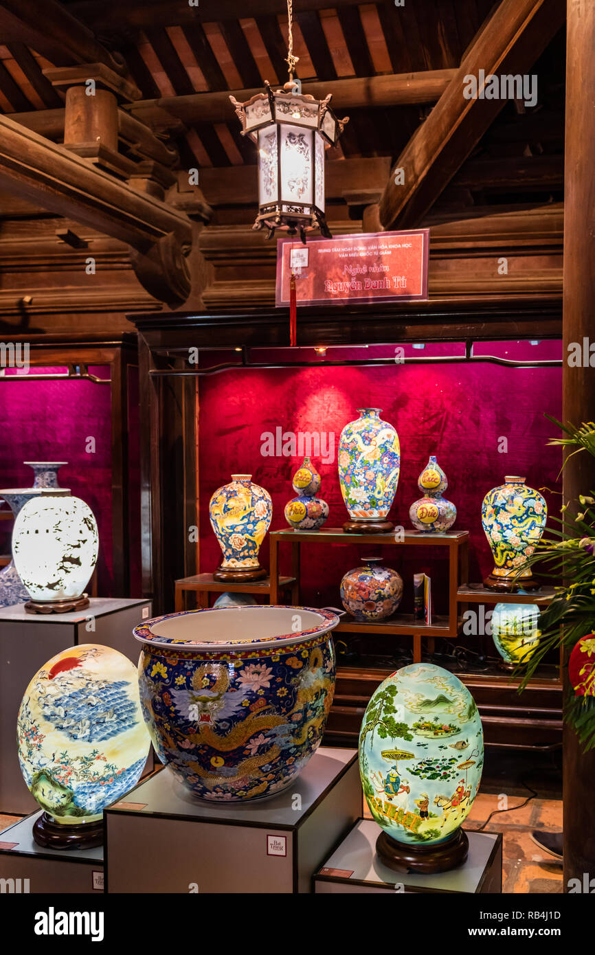 BAT TRANG ceramica esposti nel Tempio della Letteratura, Hanoi, Vietnam Foto Stock
