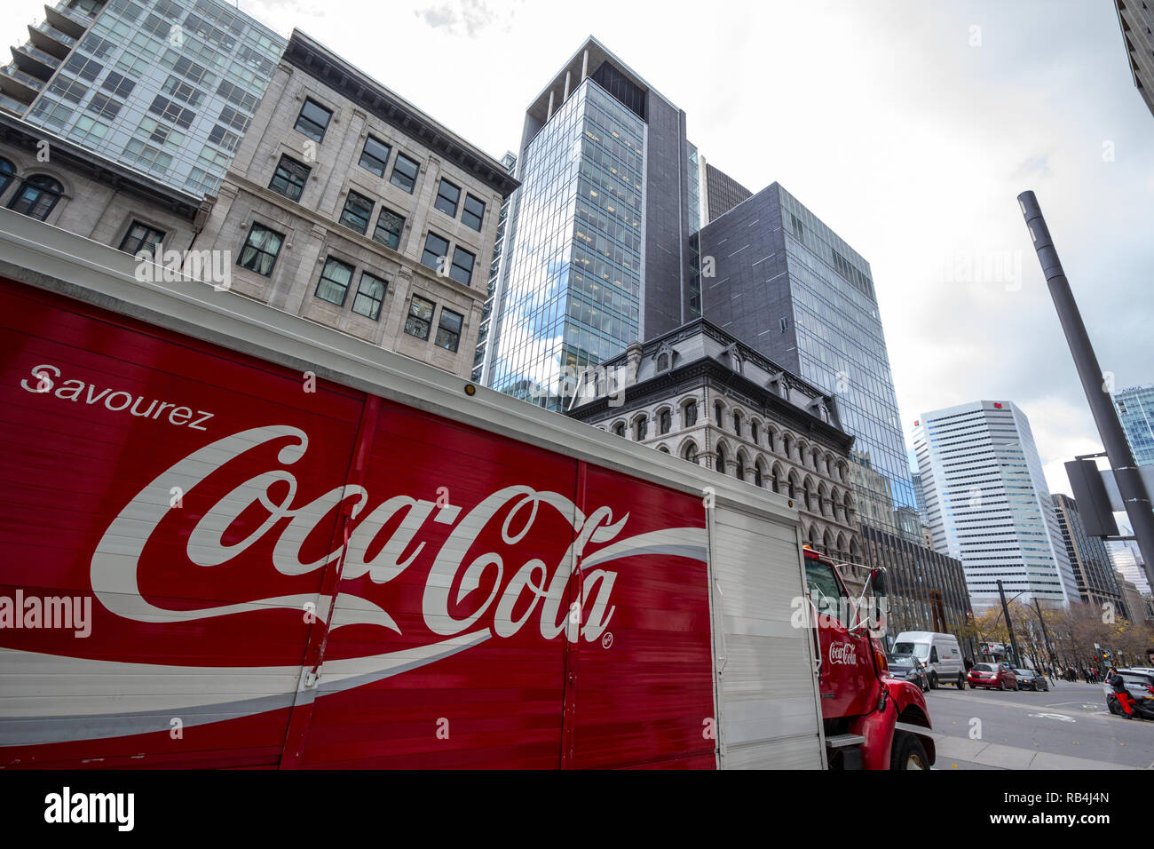 MONTREAL, Canada - 7 Novembre 2018: il logo della Coca Cola in su il loro furgone per consegne nel CBD di Montreal, Quebec, circondato da sckyscrapers business. C Foto Stock