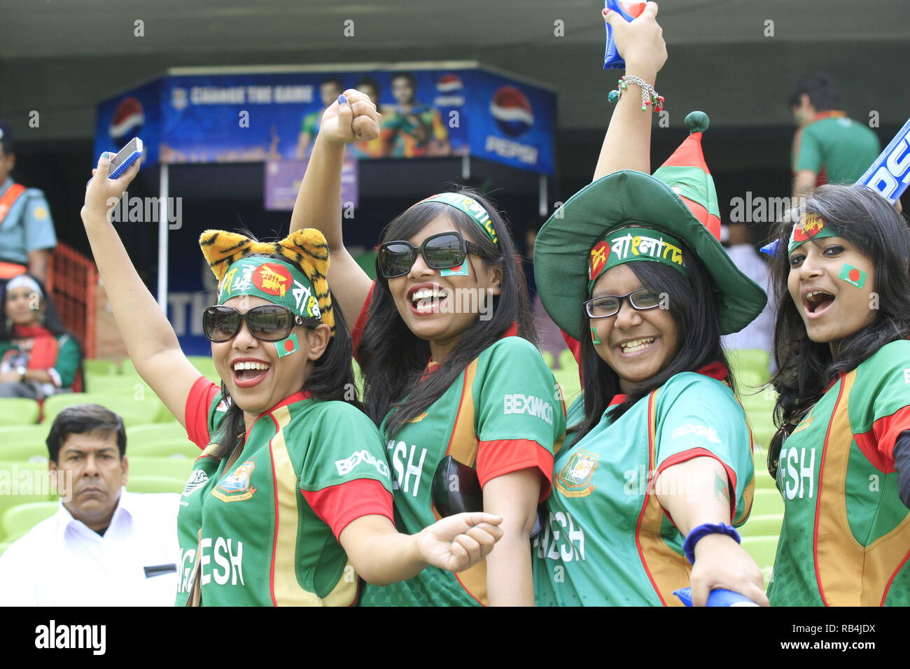 Bangladesh fan tifare per la loro squadra durante la ICC Cricket World Cup 2011 partita di apertura contro l'India a Sher-e-Bangla National Stadium di Dhaka, Ban Foto Stock