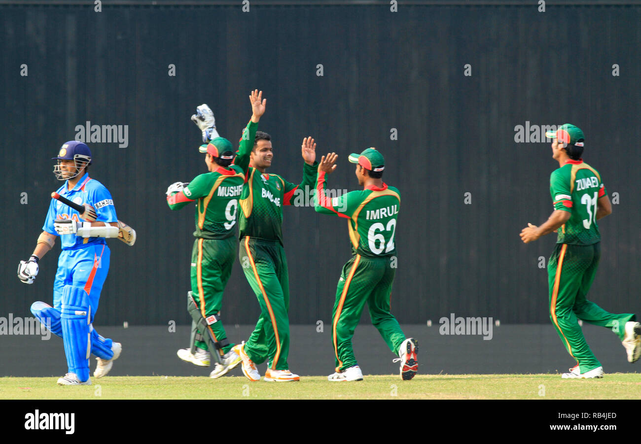 Bangladesh il cricketers celebrare dopo il licenziamento di apertura indiano battitore Sachin Tendulkar presso il World Cup match di apertura a Sher-e-Bangla National Stad Foto Stock