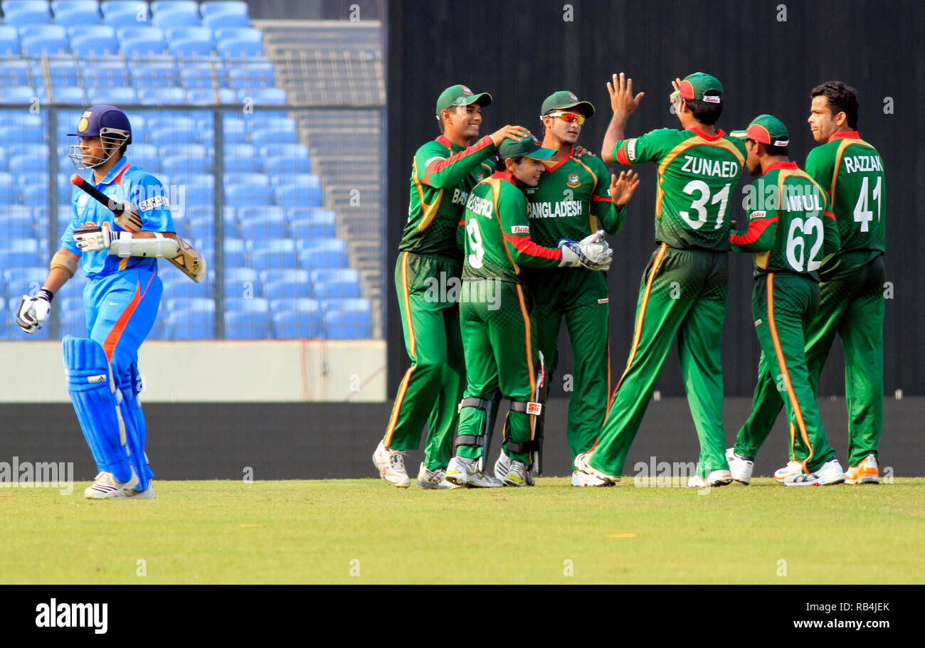 Bangladesh il cricketers celebrare dopo il licenziamento di apertura indiano battitore Sachin Tendulkar presso il World Cup match di apertura a Sher-e-Bangla National Stad Foto Stock