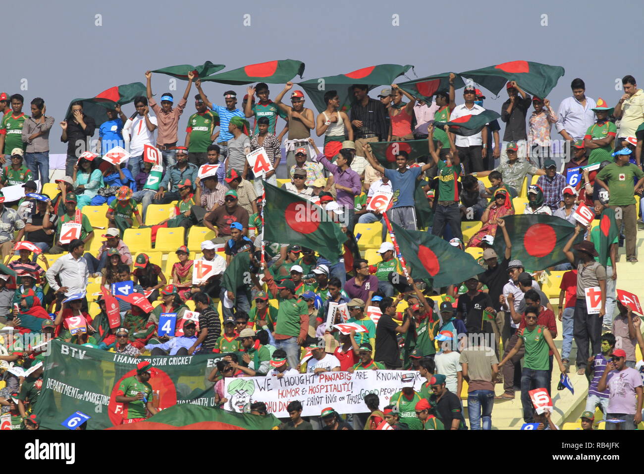 Bangladesh ventole allegria durante ICC Cricket World Cup match contro Paesi Bassi presso Zohur Ahmed Chowdhury Stadium. Chittagong, Bangladesh. Foto Stock